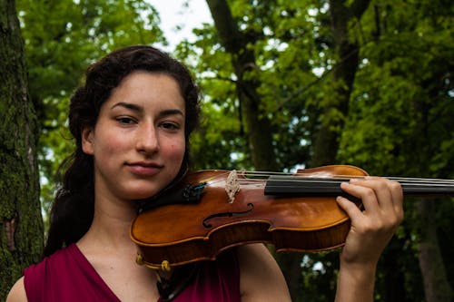 無料 バイオリンを弾く女性 写真素材