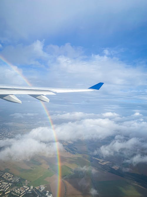 Kostnadsfria Kostnadsfri bild av flygvinge, molnig himmel, regnbåge Stock foto
