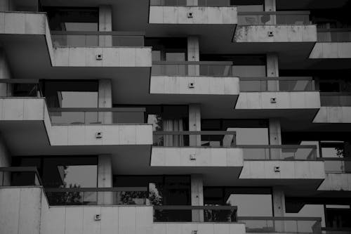 Foto d'estoc gratuïta de balcons, blanc i negre, casa