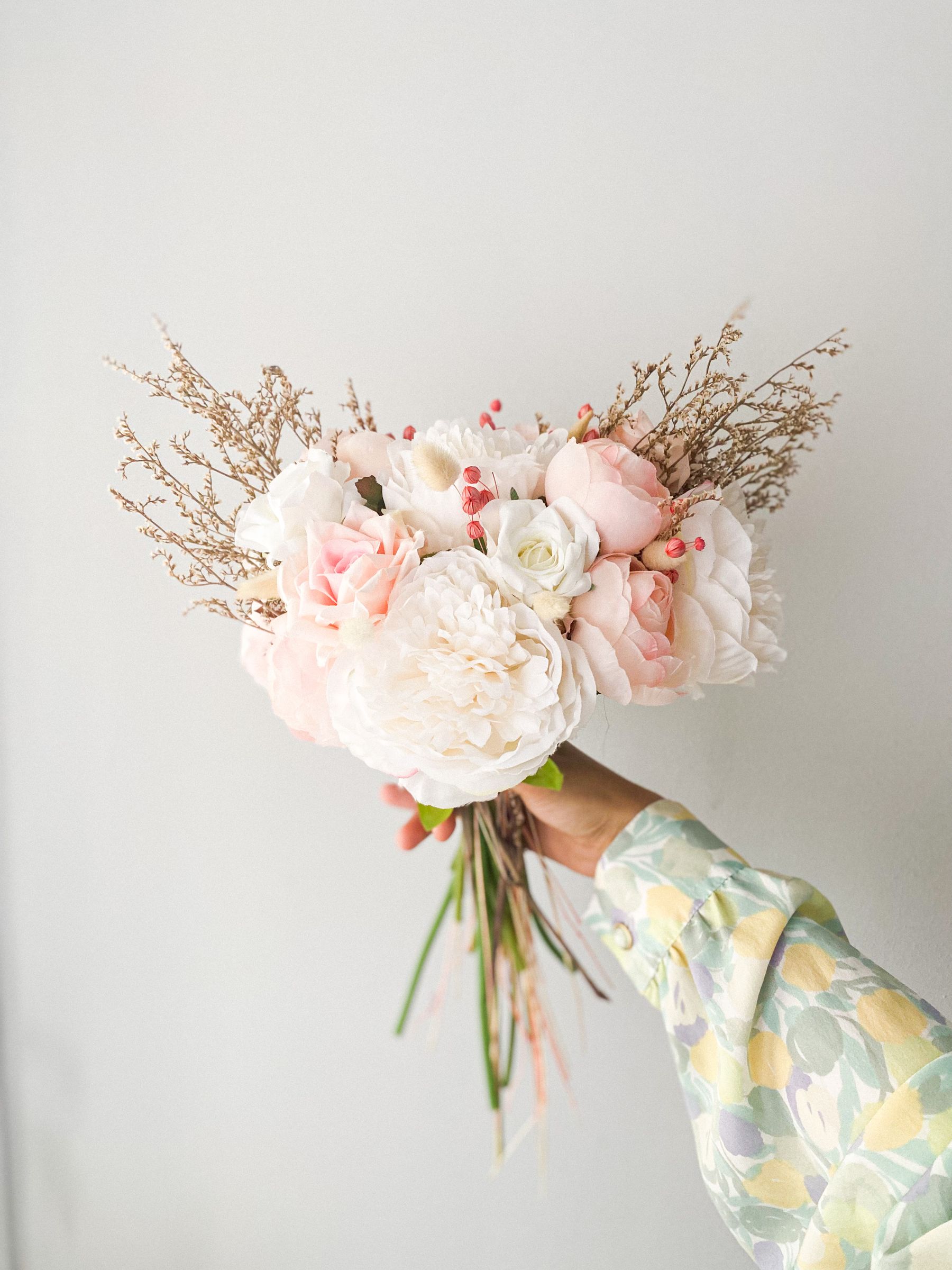 Composição floral com flores frescas em tons naturais