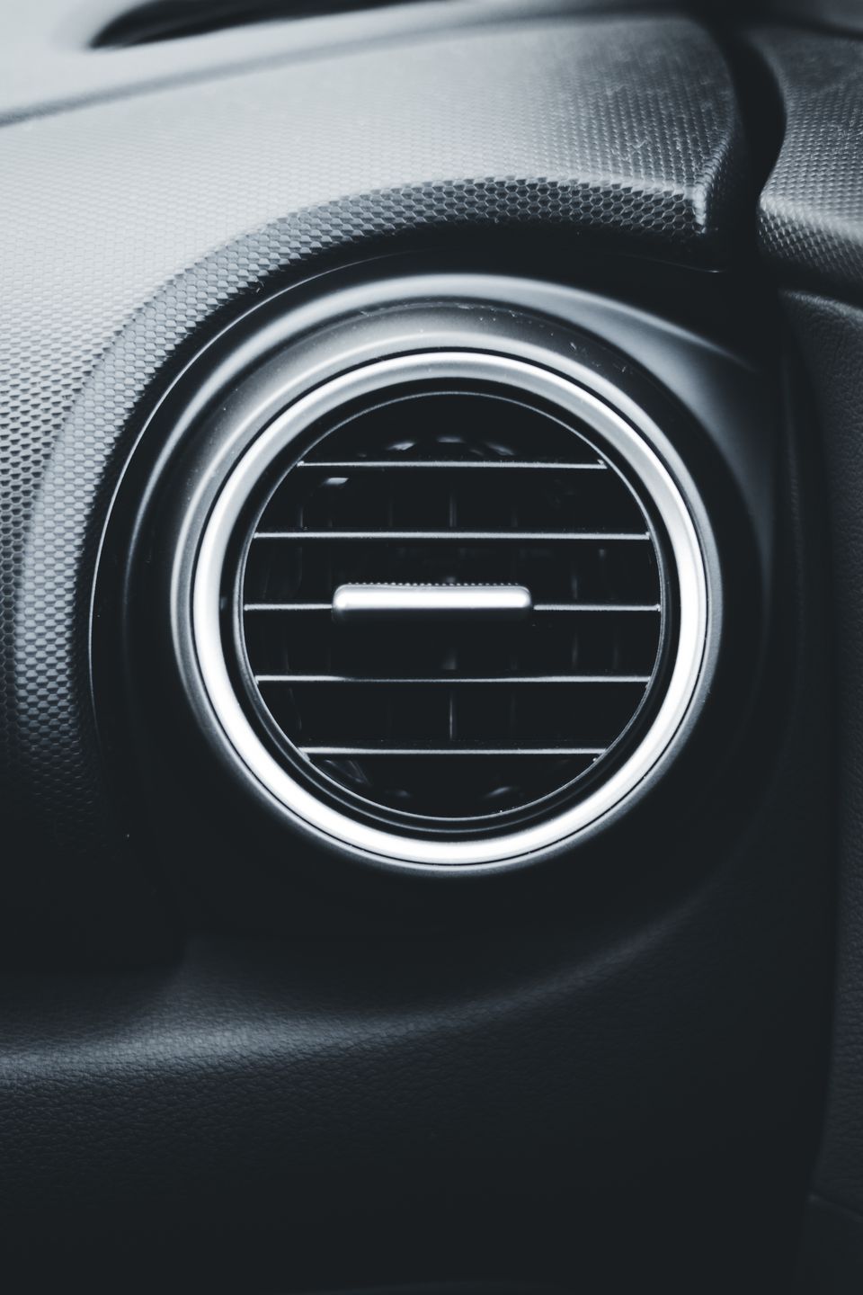 Ventilasi dan panel AC di dashboard mobil dalam foto close up