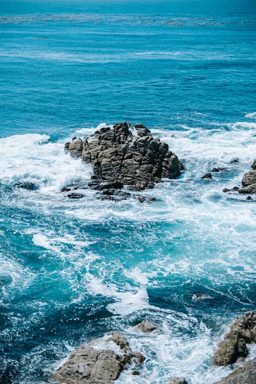 Foto profissional grátis de água salgada, fotografia da natureza, grande rocha