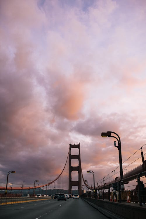 Kostenloses Stock Foto zu dämmerung, hängebrücke, sonnenuntergang