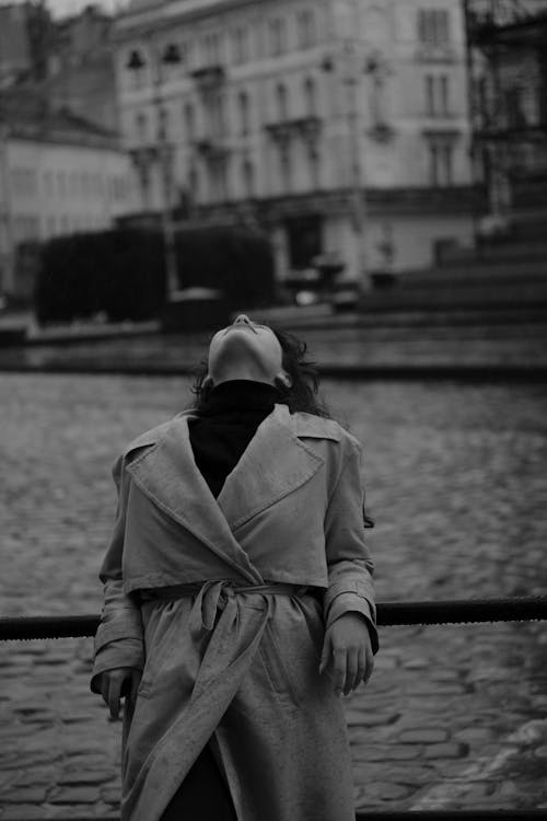 Základová fotografie zdarma na téma černobílý, jednobarevný, kabát