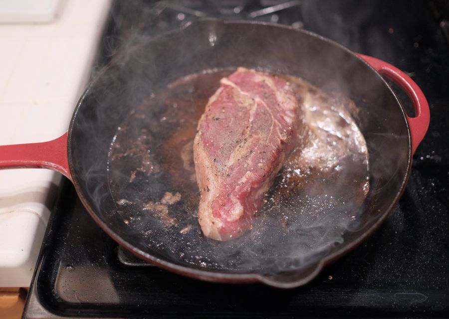 Fleisch wird in der Pfanne scharf angebraten