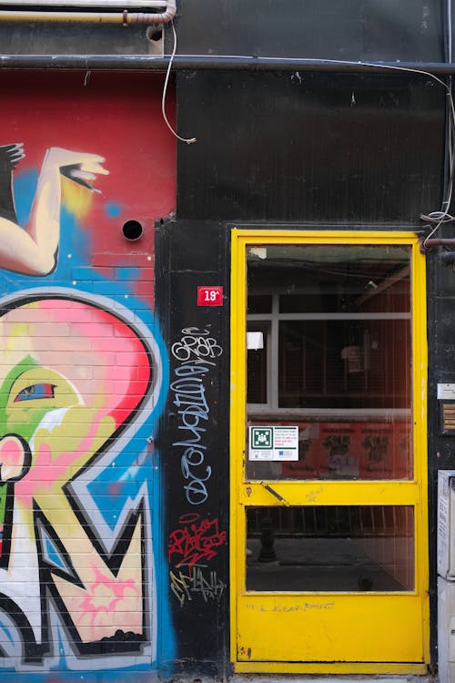 Immagine gratuita di entrata, graffiti, porta di vetro