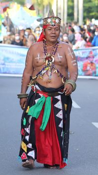 A tribal dancer performs in traditional attire at the vibrant Palangkaraya festival in Indonesia. - Fotografer Sidoarjo