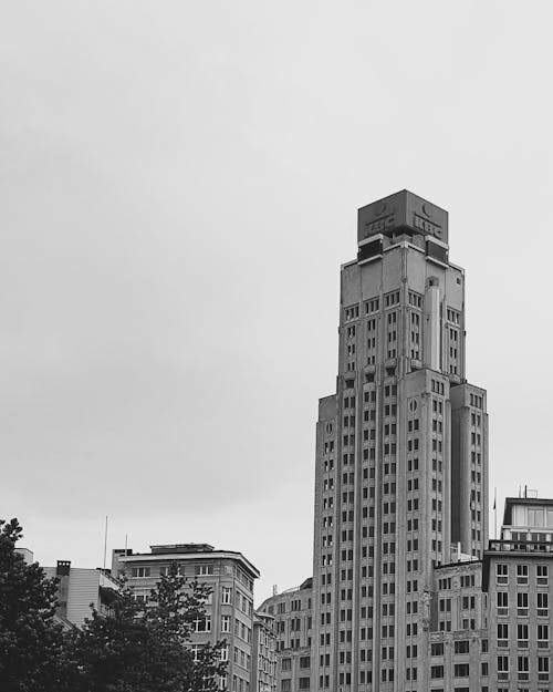 Photos gratuites de bâtiments, échelle des gris, grande hauteur