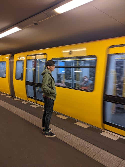 Fotos de stock gratuitas de de pie, entrenar, estación de metro