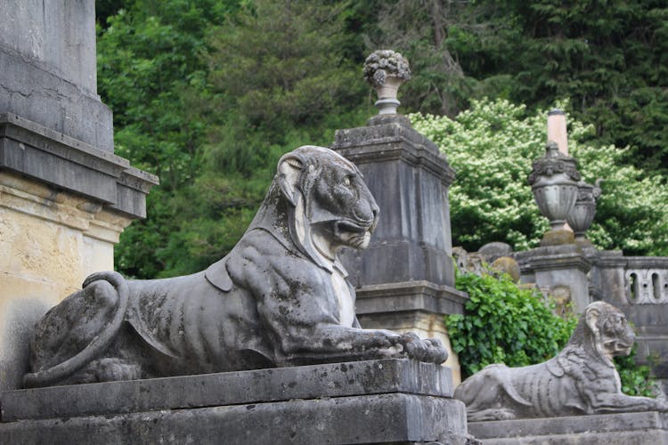 Lion Sculptures In Front Of A Building 