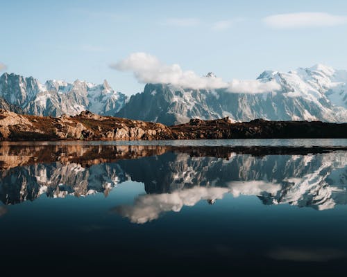 Foto profissional grátis de céu azul, lago, montanhas nevadas