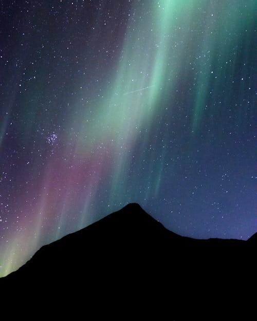 Aurora borealis, dağ, dikey atış içeren Ücretsiz stok fotoğraf