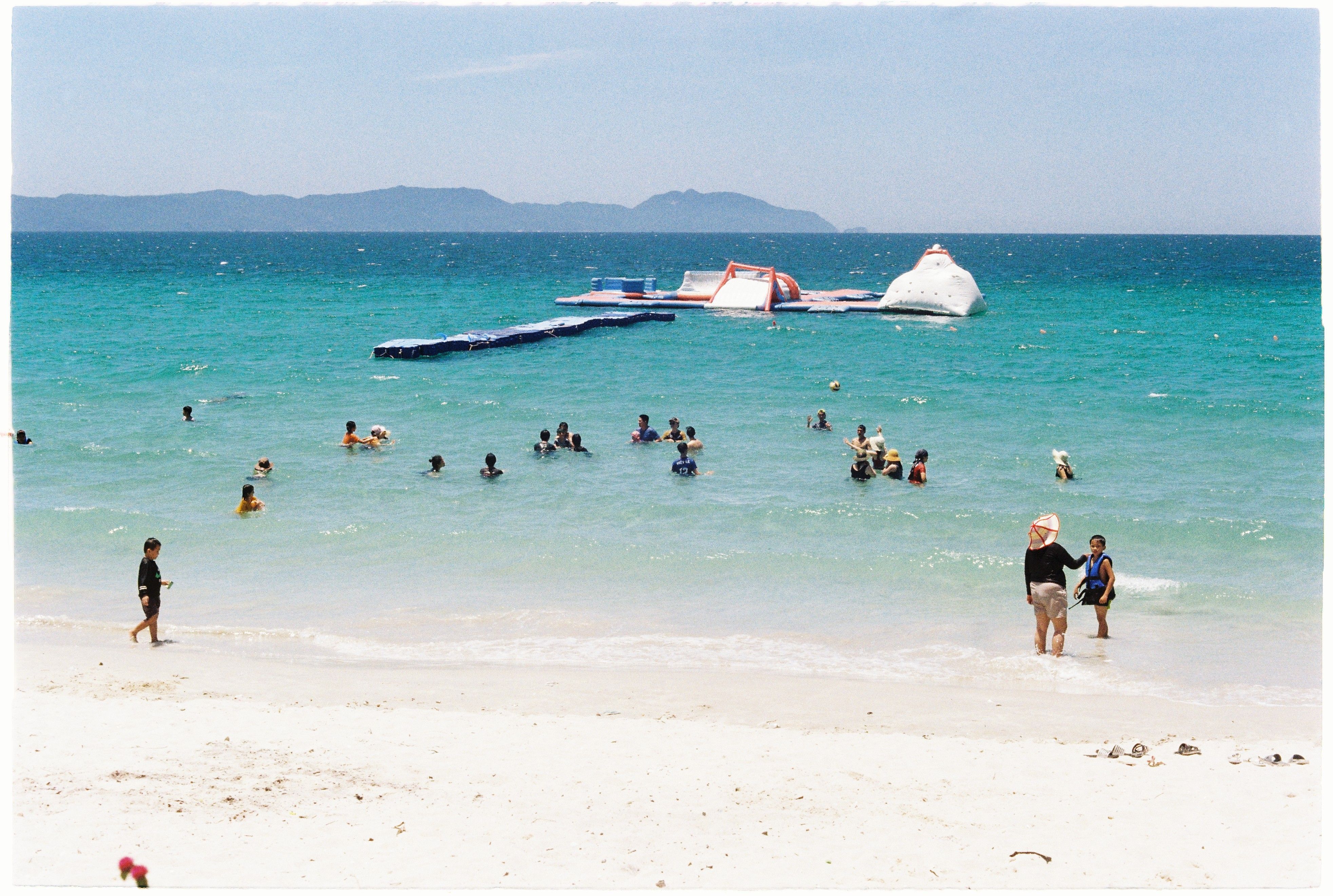 White and Black Boat Sailing in Body of Water · Free Stock Photo
