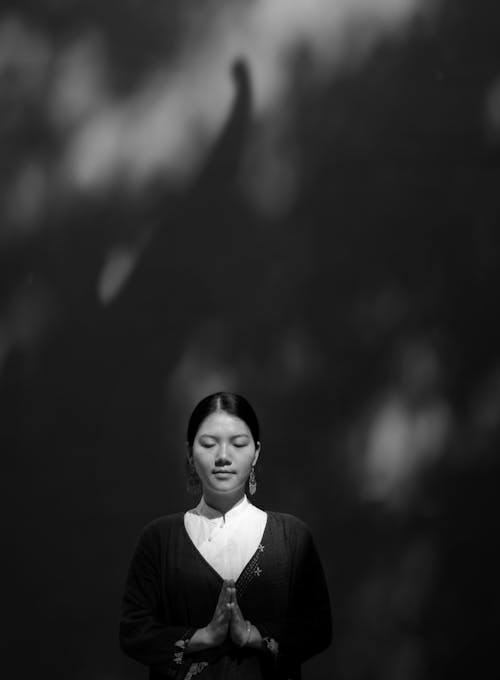 亞洲女人, 双手合十, 單色 的 免费素材图片