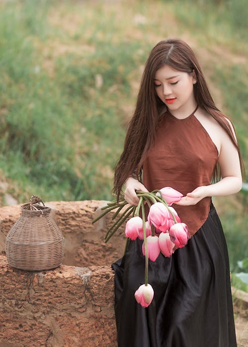 Mujer Sosteniendo Tulipanes Rosados