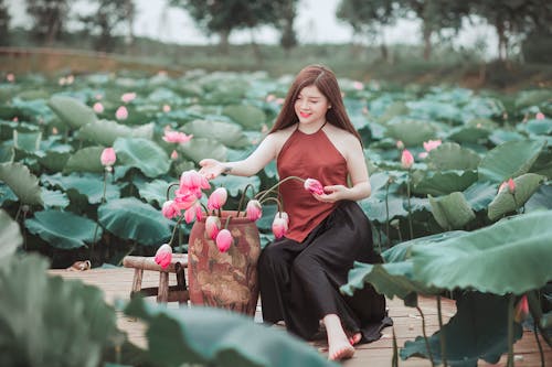 女人手捧粉色花