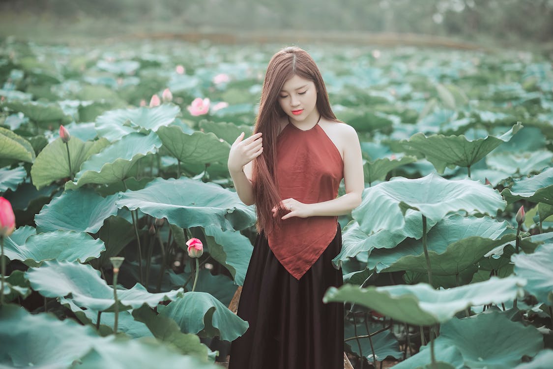 免费 红色吊带衫站在农场场上的女人 素材图片