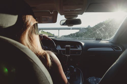 Gratis Mujer Conduciendo Coche En Autopista Foto de stock