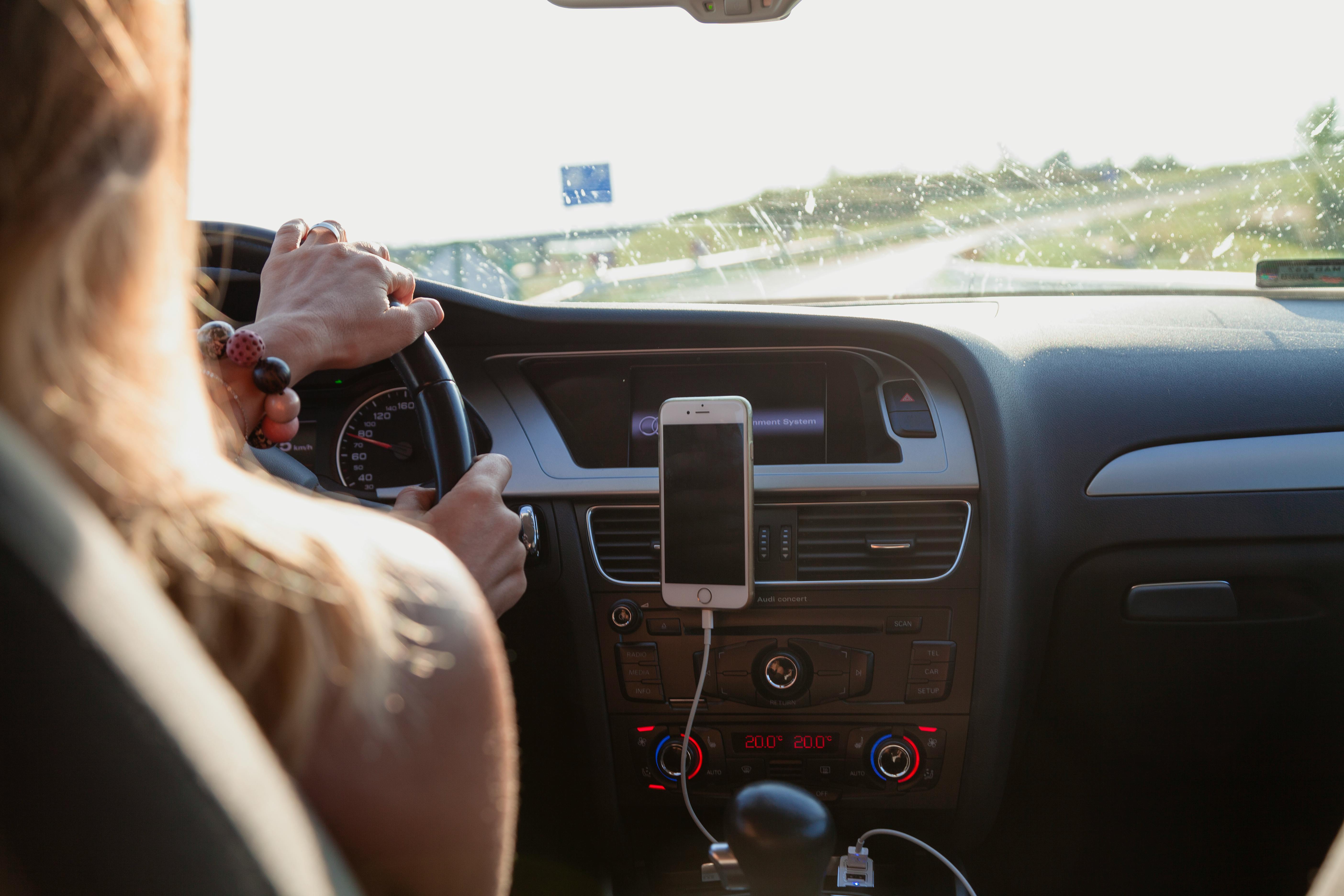 A woman driving her car. | Photo: Pexels