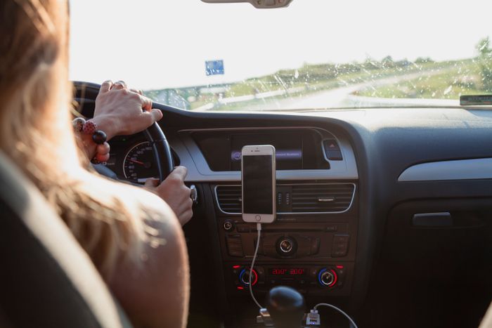 Nueva experiencia — Pago Semanal Conductor al volante con el celular en el soporte del tablero