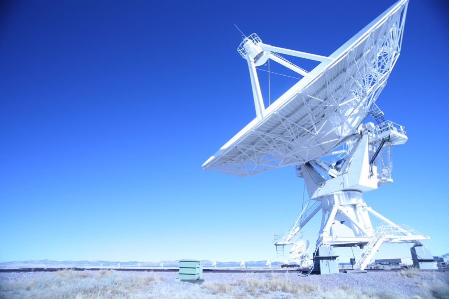 Antena satelital apuntando al cielo para enlaces de larga distancia