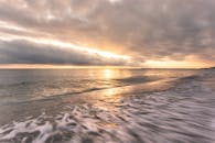 在意大利风景如画的海滨法诺捕捉宁静的海浪和令人惊叹的日落