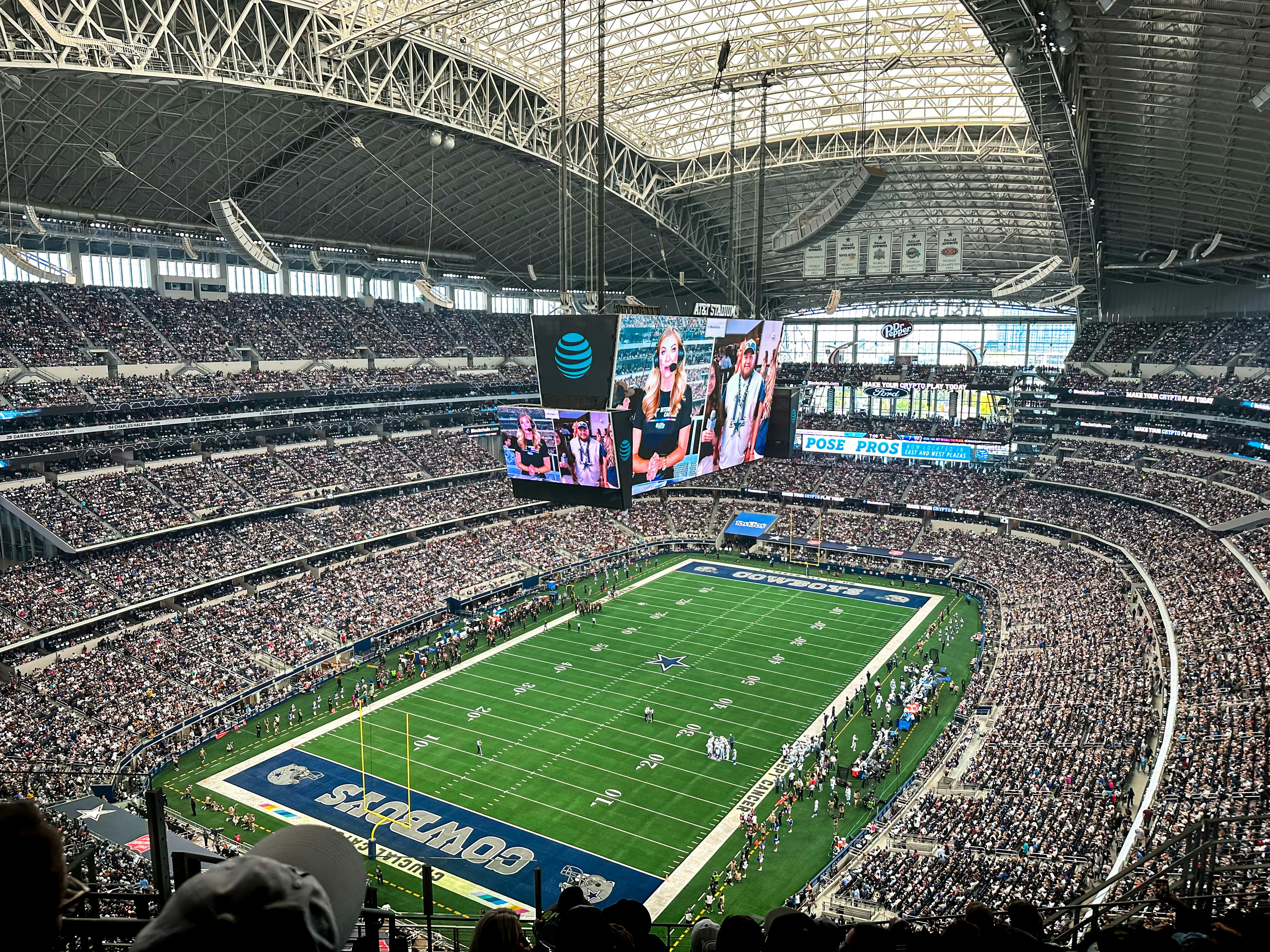 Cowboy fans love 'Pose with the Pros' feature at AT&T Stadium