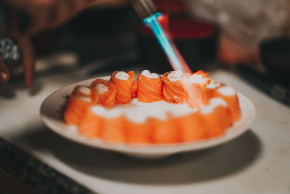 手作りの刺身盛りつけ和食スタイルの皿