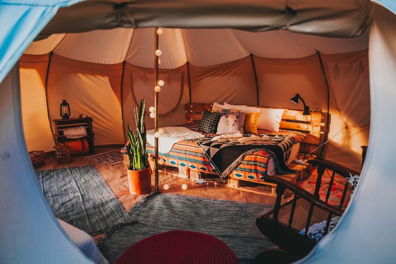 Cama de lujo en habitación interior de glamping