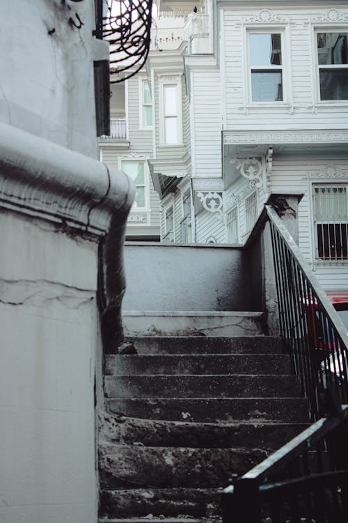 Бесплатное стоковое фото с вертикальный выстрел, городской, лестница