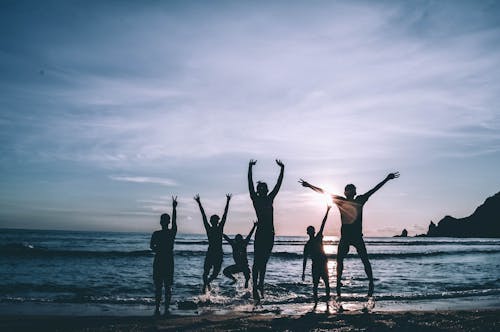 бесплатная Силуэт людей на берегу моря Стоковое фото