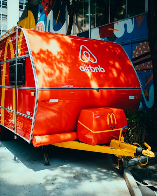 Immagine gratuita di airbnb, auto, food truck