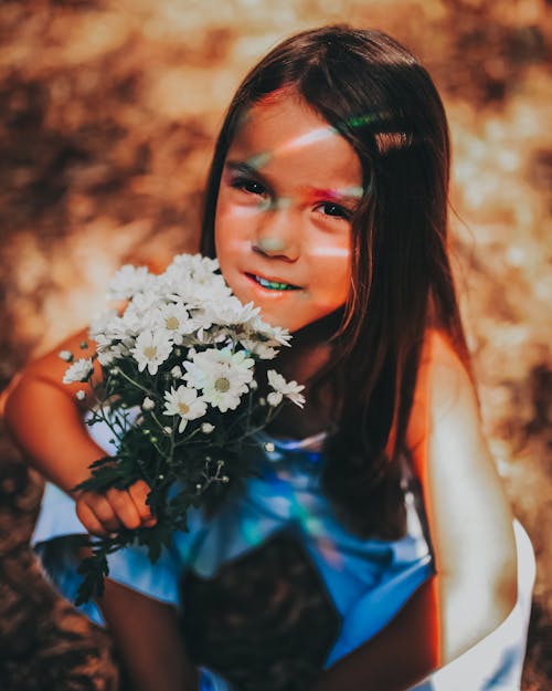 Fotobanka s bezplatnými fotkami na tému bežná sedmokráska, biele kvety, dievča