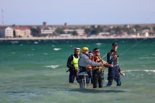 Foto d'estoc gratuïta de aigua poc profunda, cascos, dona