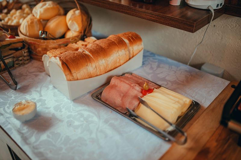 Pan, jamón y queso servidos en el desayuno del hotel