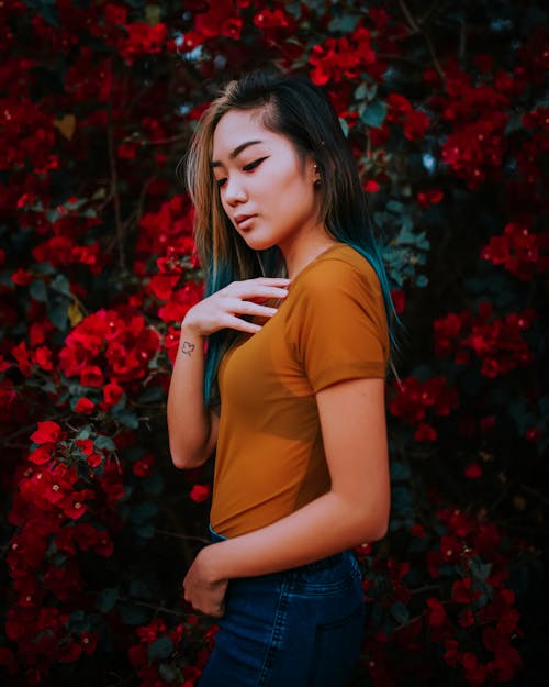 Fotobanka s bezplatnými fotkami na tému Ážijčanka, bočný pohľad, bougainvilleas