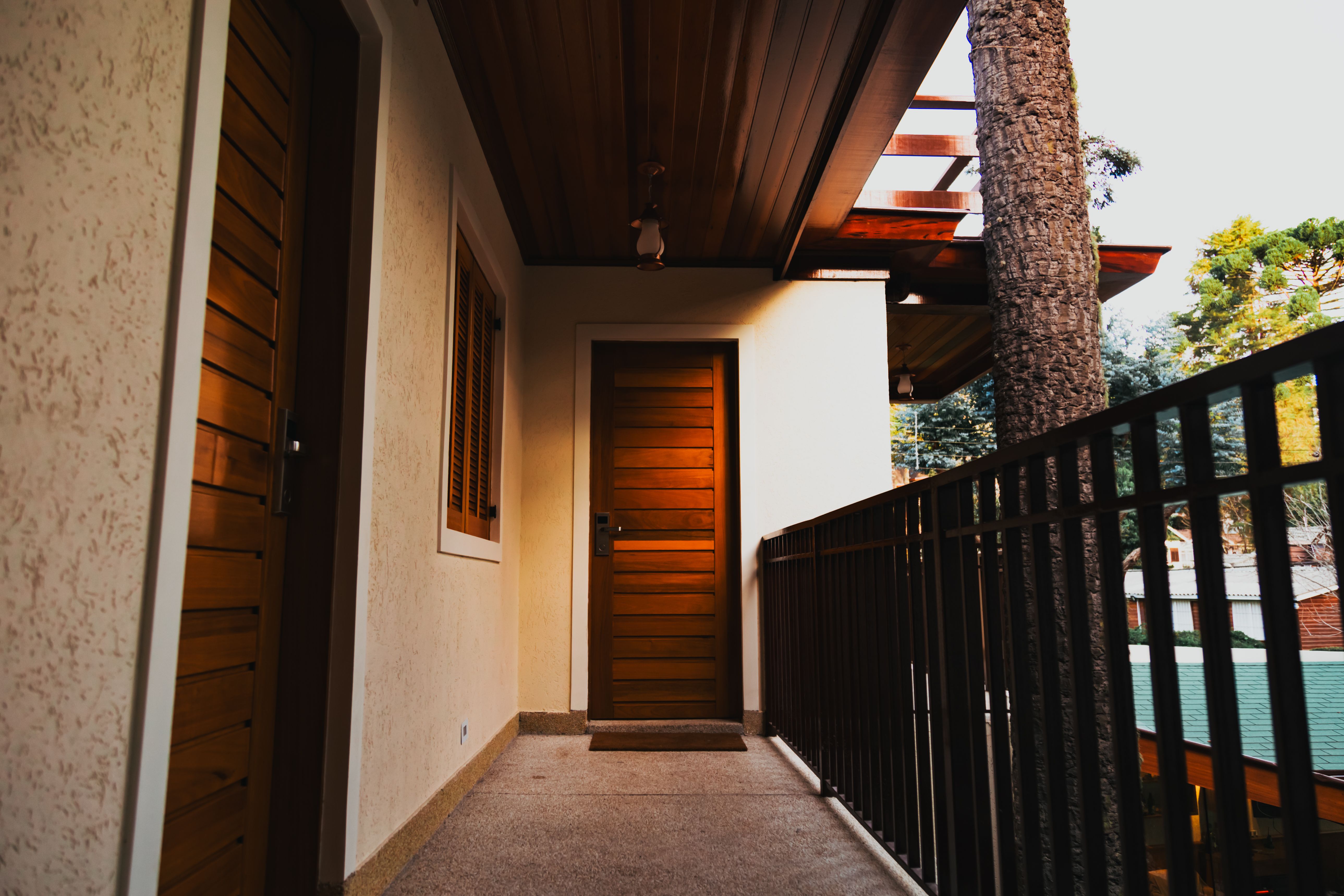 Kunstrasen auf einem Balkon mit Lounge-Ecke, klaren Kanten und pflegeleichter Oberfläche