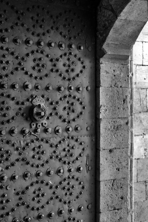 Free Black-and-white photo of an ornate door and arch from Mardin, Turkey. Stock Photo