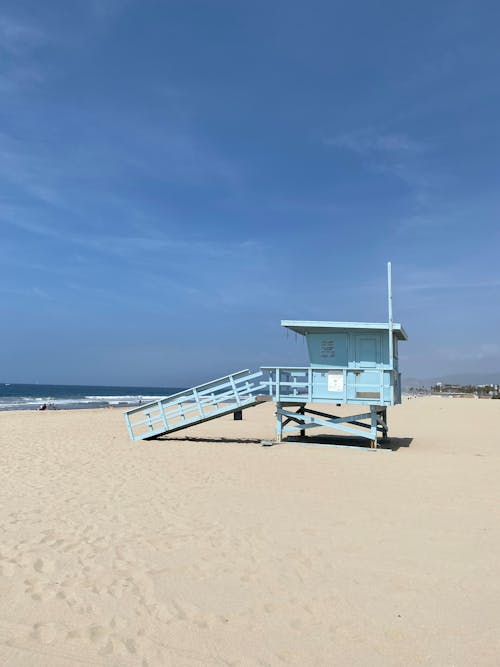 Бесплатное стоковое фото с берег моря, вертикальный выстрел, голубое небо