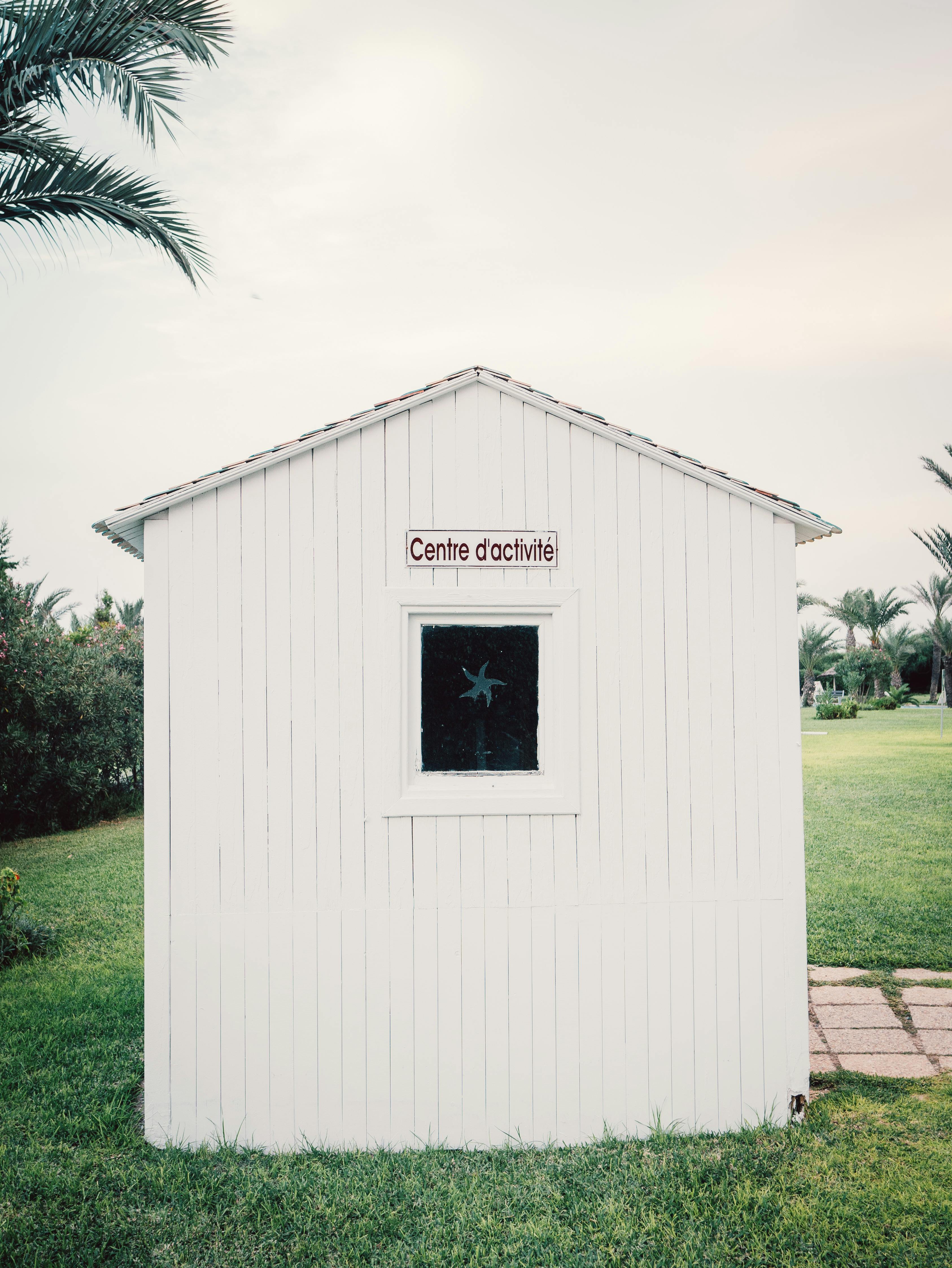 Grauer Und Weißer Lagerschuppen · Kostenloses Stock Foto