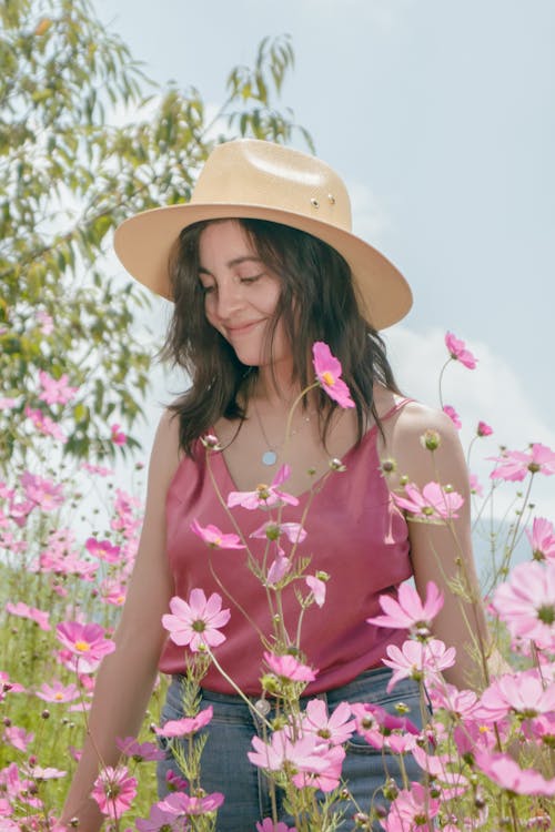 Fotos de stock gratuitas de blusa rosa, bonito, campo