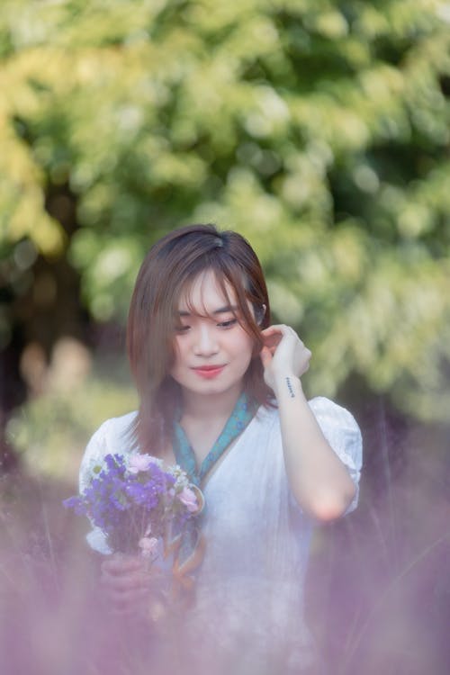 Bouquet hoa: Một bó hoa tươi sáng và thanh thoát sẽ tạo nên một không khí rất tươi mới cho căn phòng của bạn. Những màu sắc tươi vui của những bông hoa sẽ làm cho bạn có cảm giác mát mẻ, thư thái và hạnh phúc. Hãy thưởng thức những bức ảnh bouquet hoa này để cảm nhận nét đẹp tinh tế của tự nhiên.