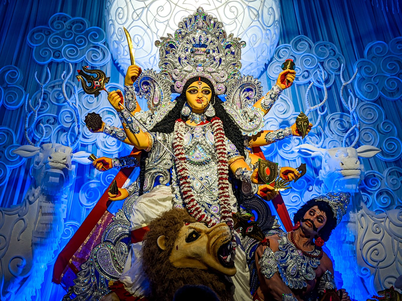 दुर्गा देवी की अलंकृत मूर्ति — प्राण प्रतिष्ठा से पूर्व निर्मित प्रतिमा
