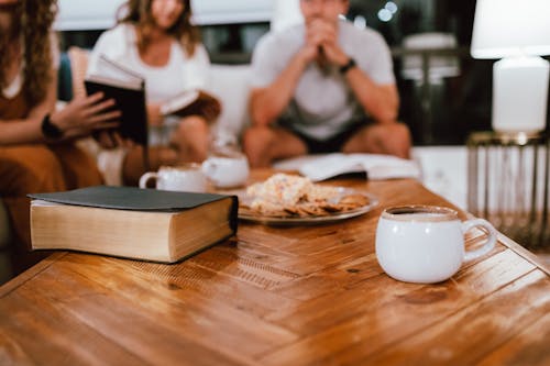 Fotobanka s bezplatnými fotkami na tému Biblia, káva, kostol