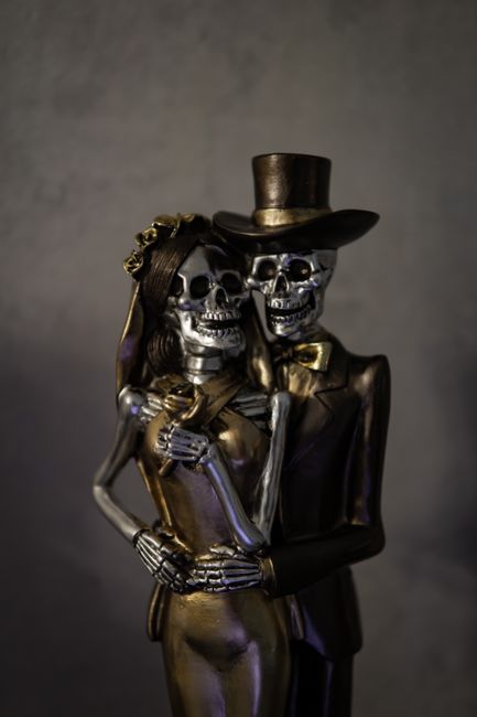 Close-up of decorative skeleton couple figurines symbolizing Dia de los Muertos tradition.