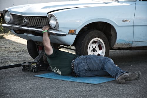 Hombre Trabajando Debajo De Su Coche