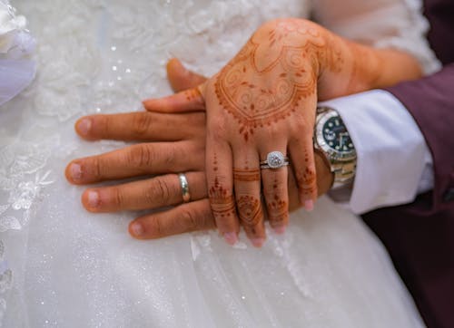 Foto profissional grátis de amor, bandas de casamento, casal