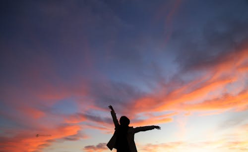 Бесплатное стоковое фото с sillhouette, женщина, закат