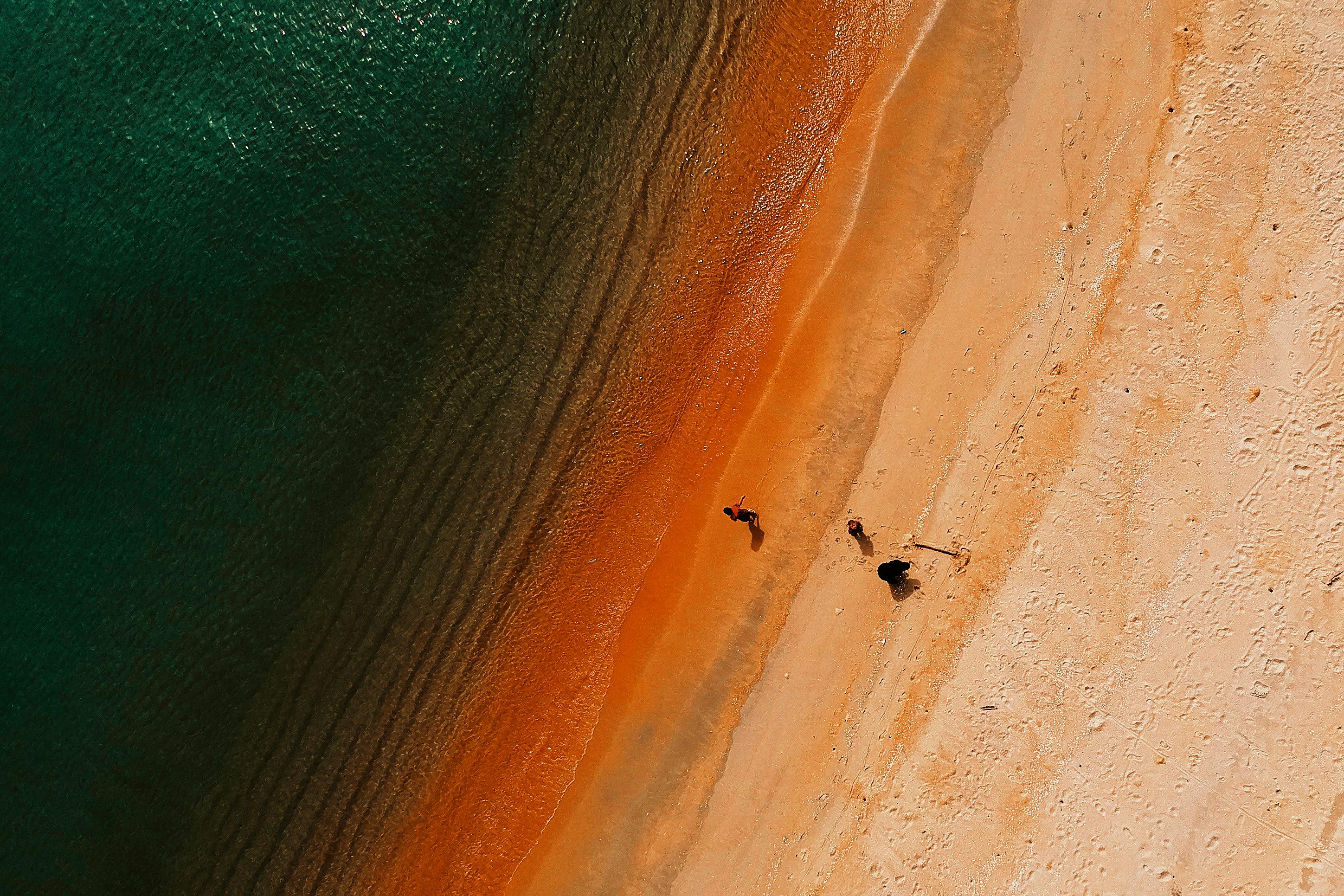 航拍照片展示了白天海岸充满活力的海滩场景