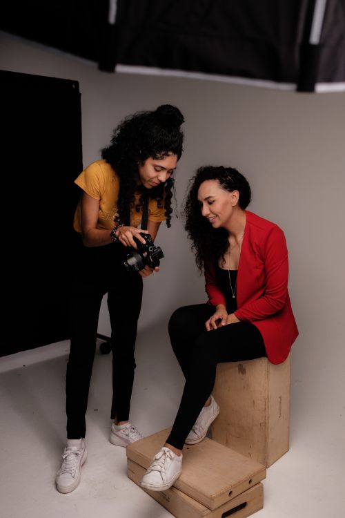 Free Creative studio photoshoot featuring two women, engaging and vibrant atmosphere. Stock Photo